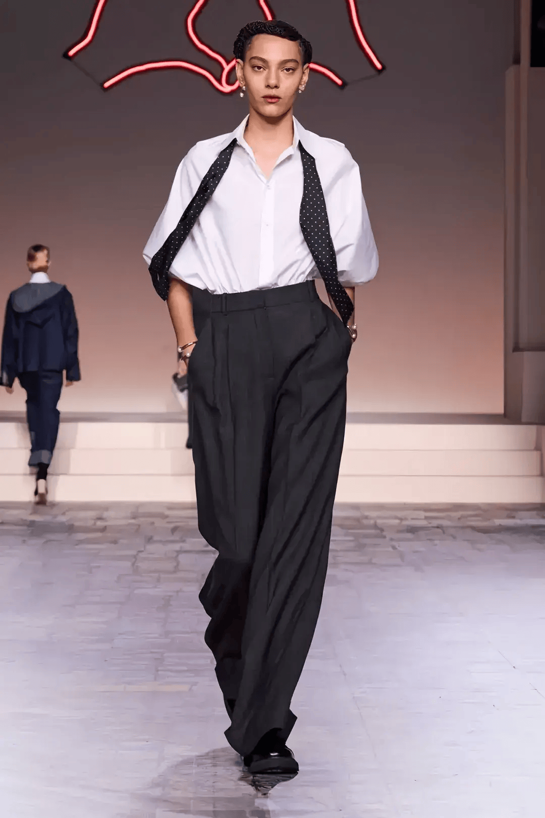 玛莲娜-迪特里茜夹克亦能与阔腿裤或过膝铅笔裙自由造型.