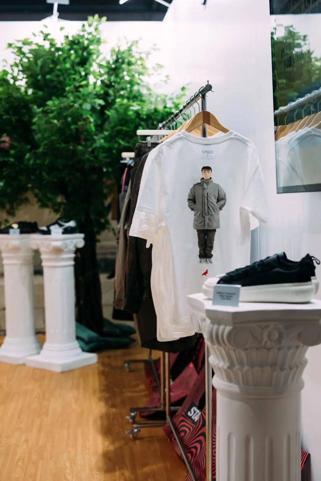 春夏新品外,华裔设计师jeff staple也携带自家品牌第一双球鞋"grand