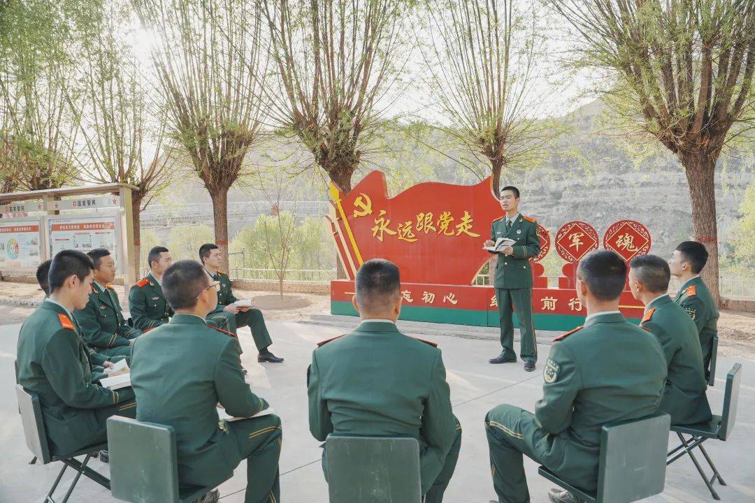 今天,武警官兵邀你一起感受军营"书香"_武警湖北总队_武警四川总队