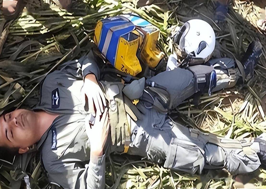 印军伞兵跳伞表演变集体葬礼，上万美元的降落伞，一个也打不开-印度伞兵摔死30人是真的吗视频