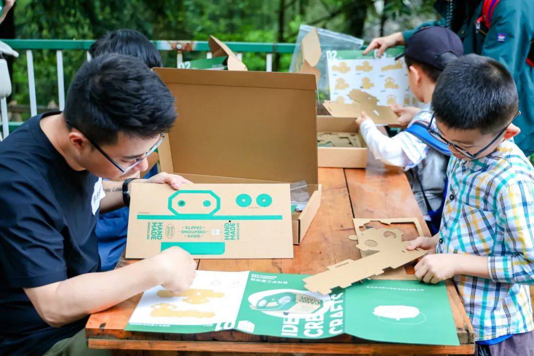 在望远镜diy环节,小朋友和家长们手脑相结合,组装出了属于每组家庭