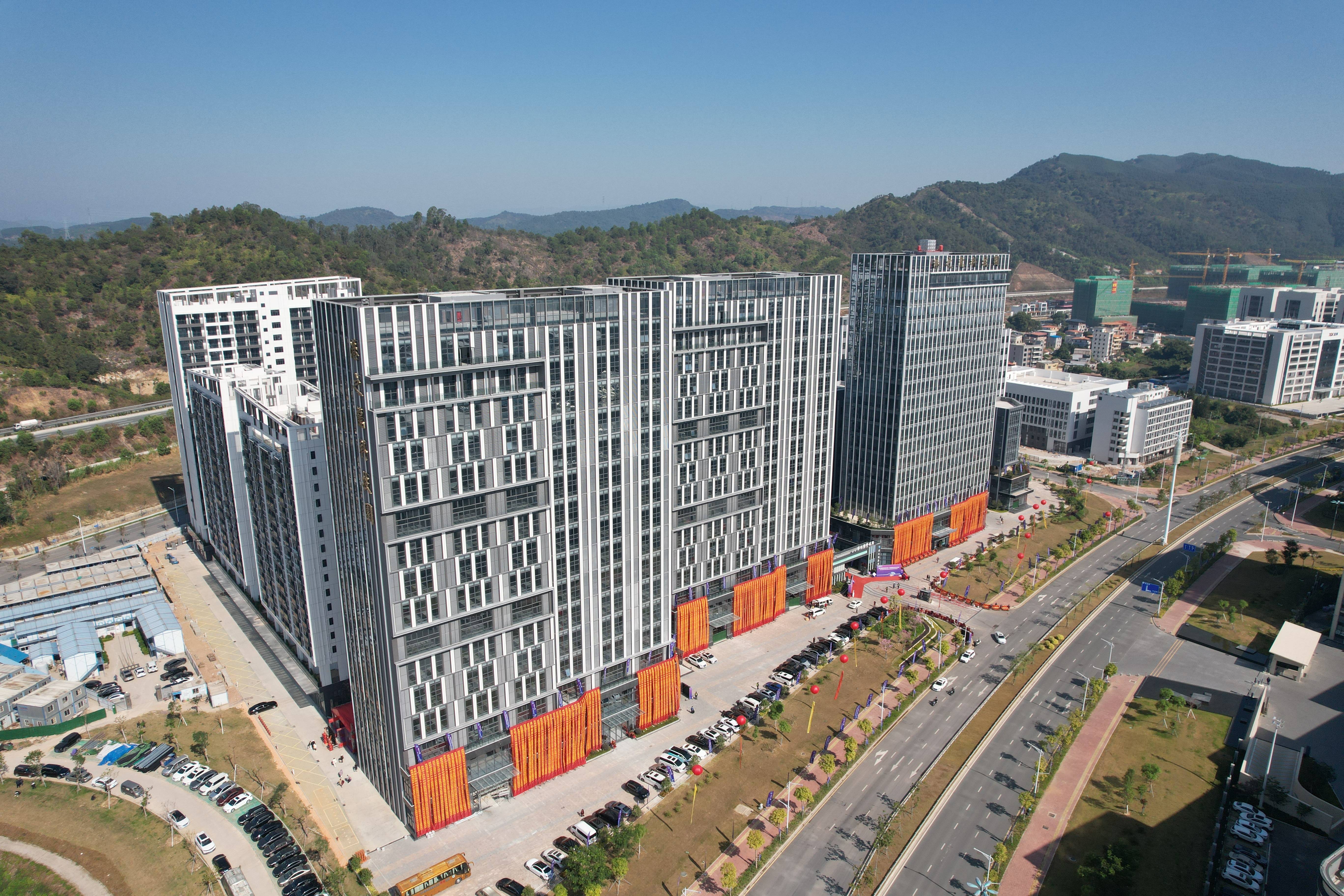 在中心区域惠环街道,艾瑞克斯科技产业园沿街而立,现已引进电子信息