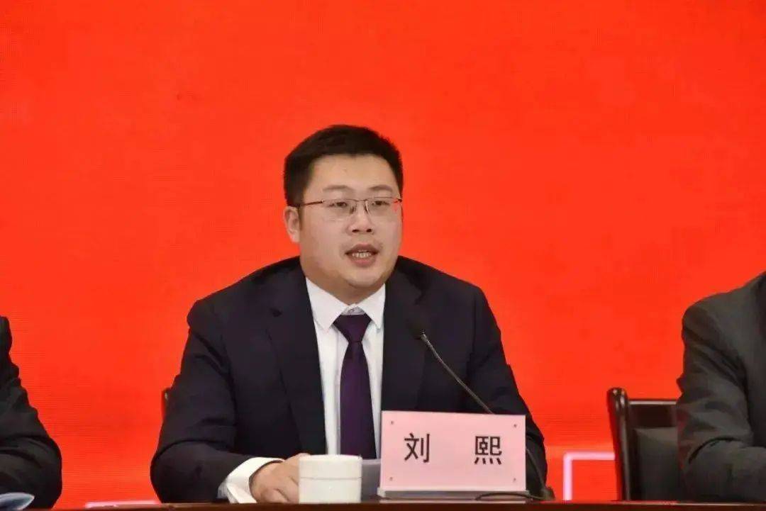 他曾任共青团金华市委副书记,磐安县委常委,组织部长,统战部长,现任