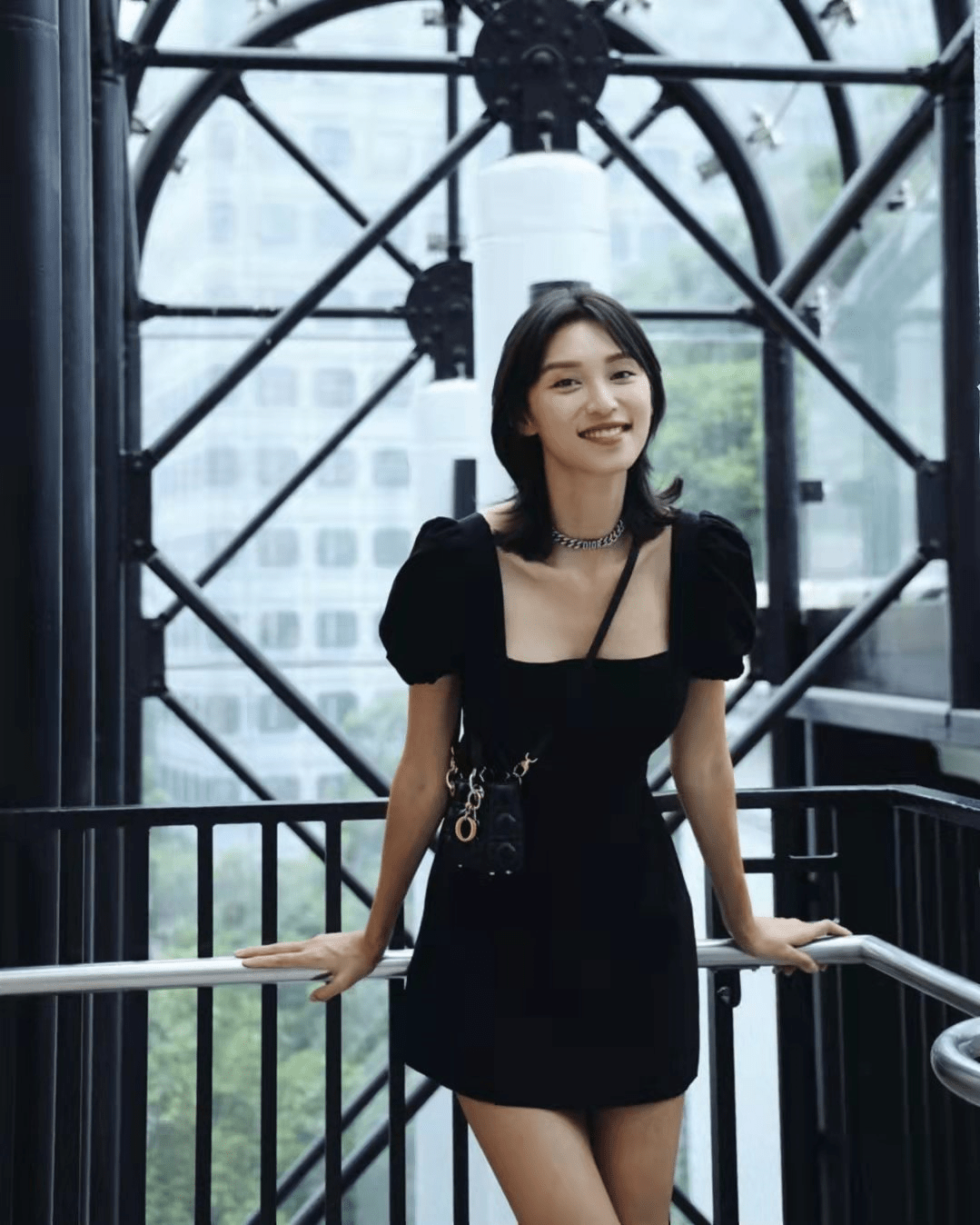 79米山东大妞,移居香港做模特当演员,单亲带女嫁好男人_王丹妮_梅姐