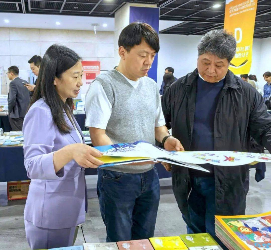 活动中,集团董事长张志华与和歌山县国际交流协会北山彻局长共同为"