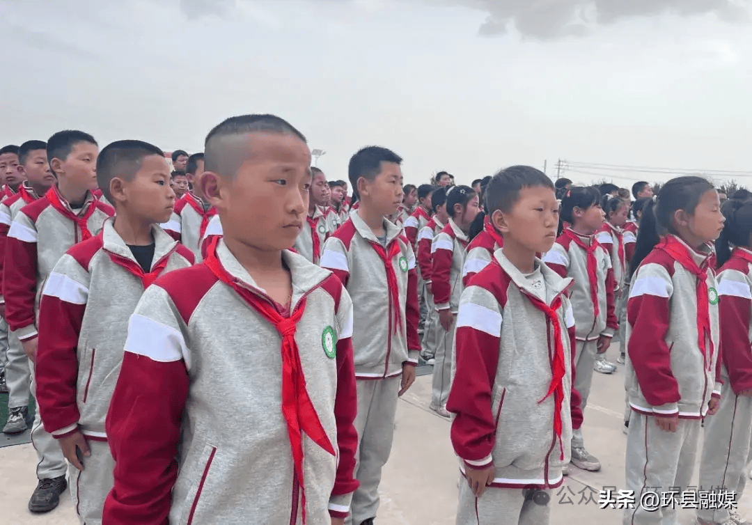 环县八珠红军小学举行爱心校服捐赠仪式