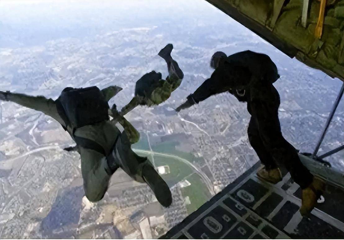 印军伞兵跳伞表演变集体葬礼，上万美元的降落伞，一个也打不开-印度伞兵摔死30人是真的吗视频