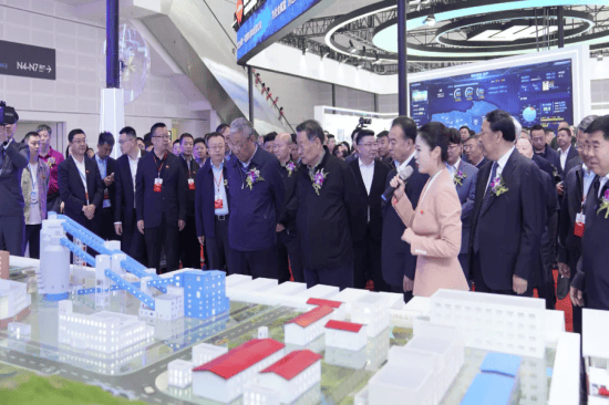 省委常委,常务副省长吴伟到晋能控股集团展区巡馆