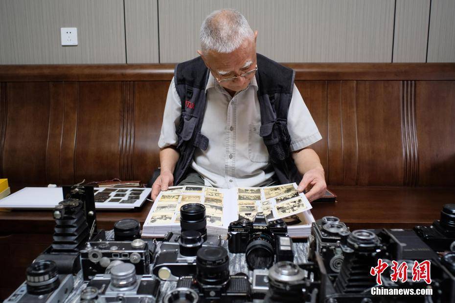 广西老铁路工人痴迷相机收藏 四百件中外相机“如数家珍”