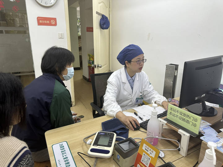 蒋尧珍就赶到蒋村街道社区卫生服务中心,担任体检医生