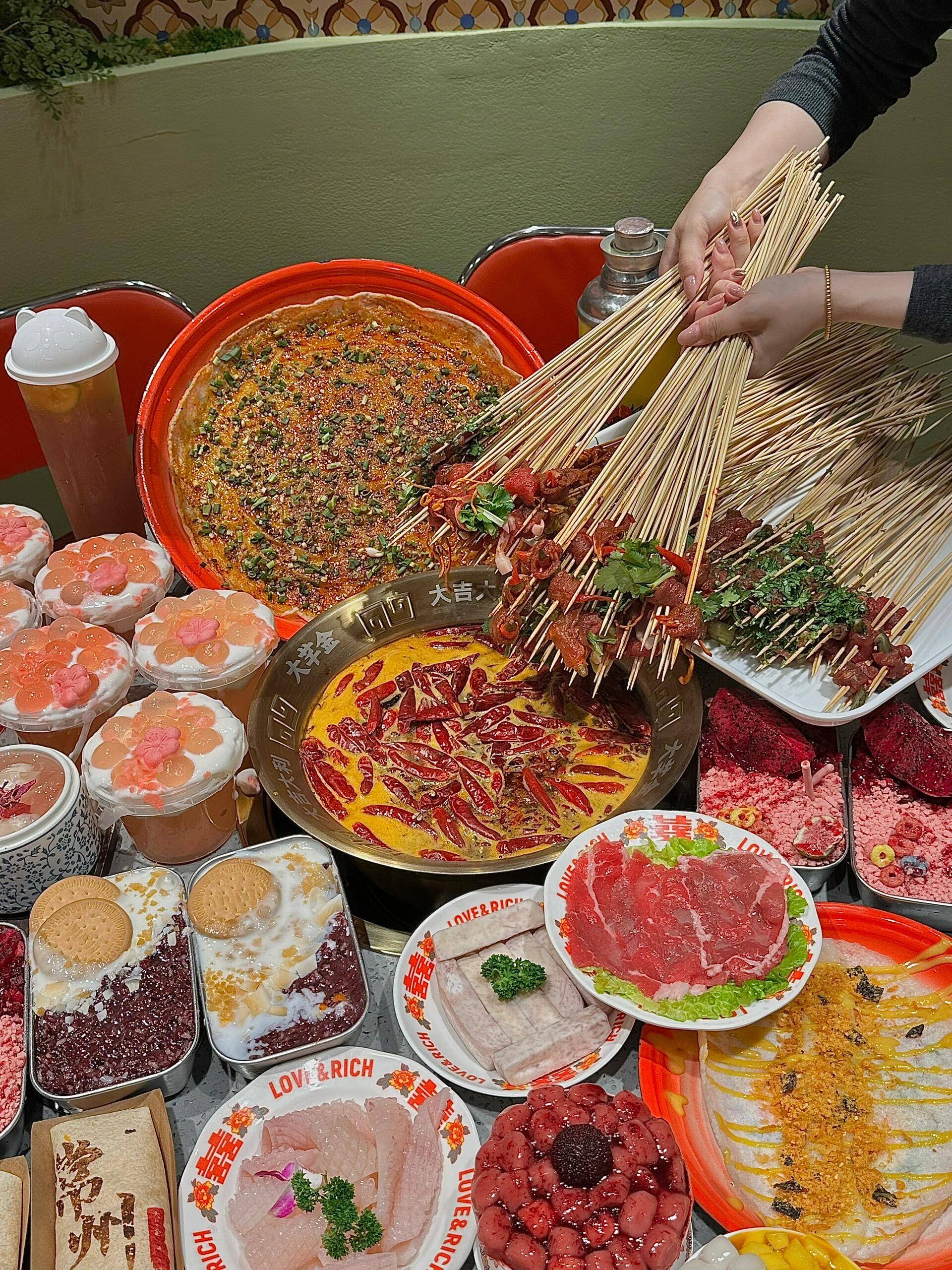 午后,漫步成都市区,品尝地道的火锅和小吃,体验成都悠闲的生活节奏