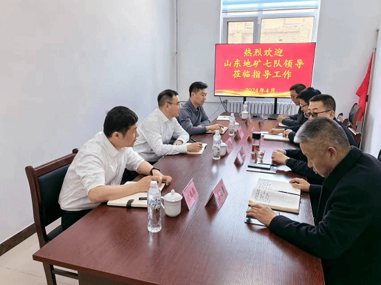 了二四八大队党委委员,副队长郝江波对该队发展历史和基本情况的介绍