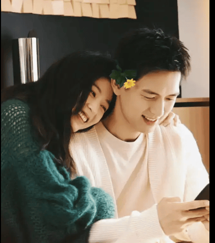 拉满,而且相互拥抱,周雨彤搂着李现脖子小情侣即视感,周雨彤李现亲亲