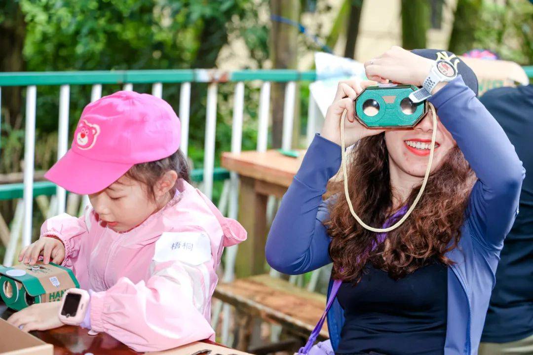 在望远镜diy环节,小朋友和家长们手脑相结合,组装出了属于每组家庭