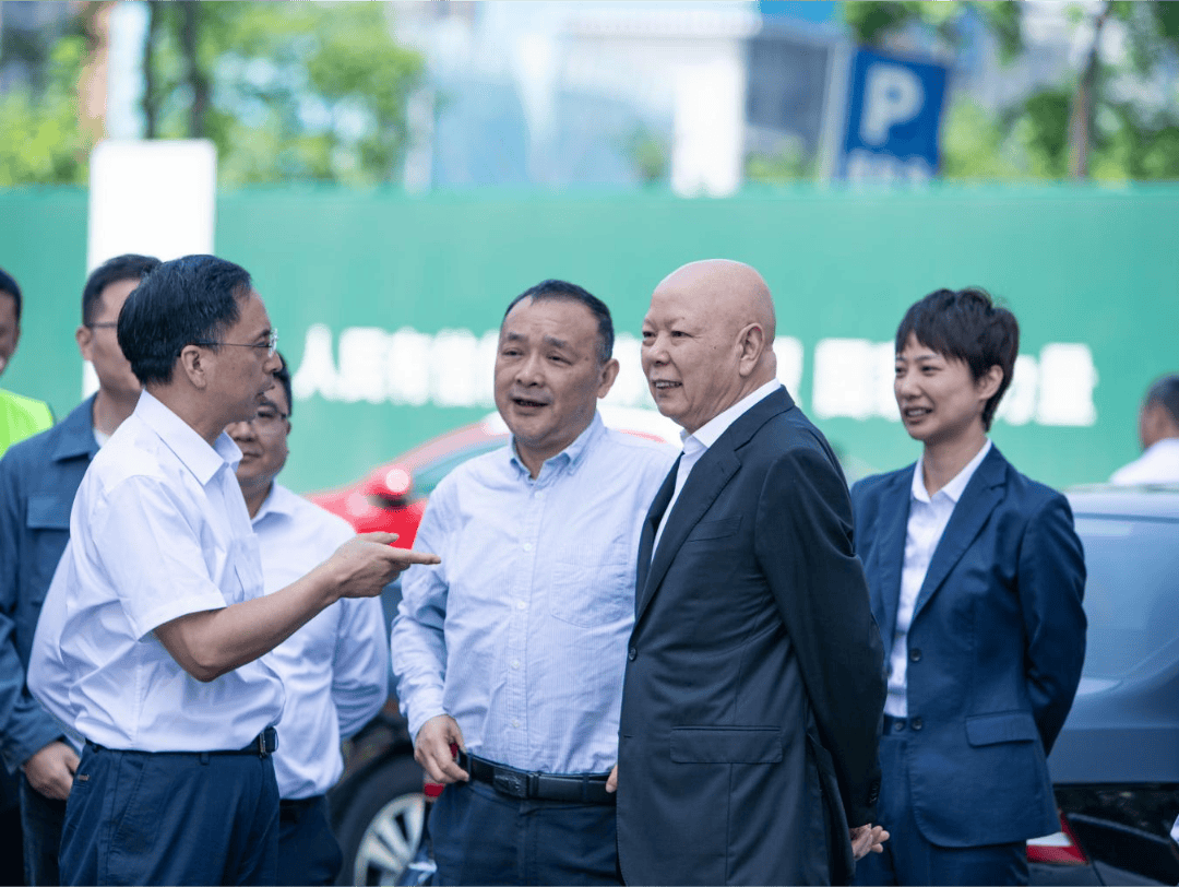 杨东赴华侨凤凰集团调研_四川省_成都市_贡献