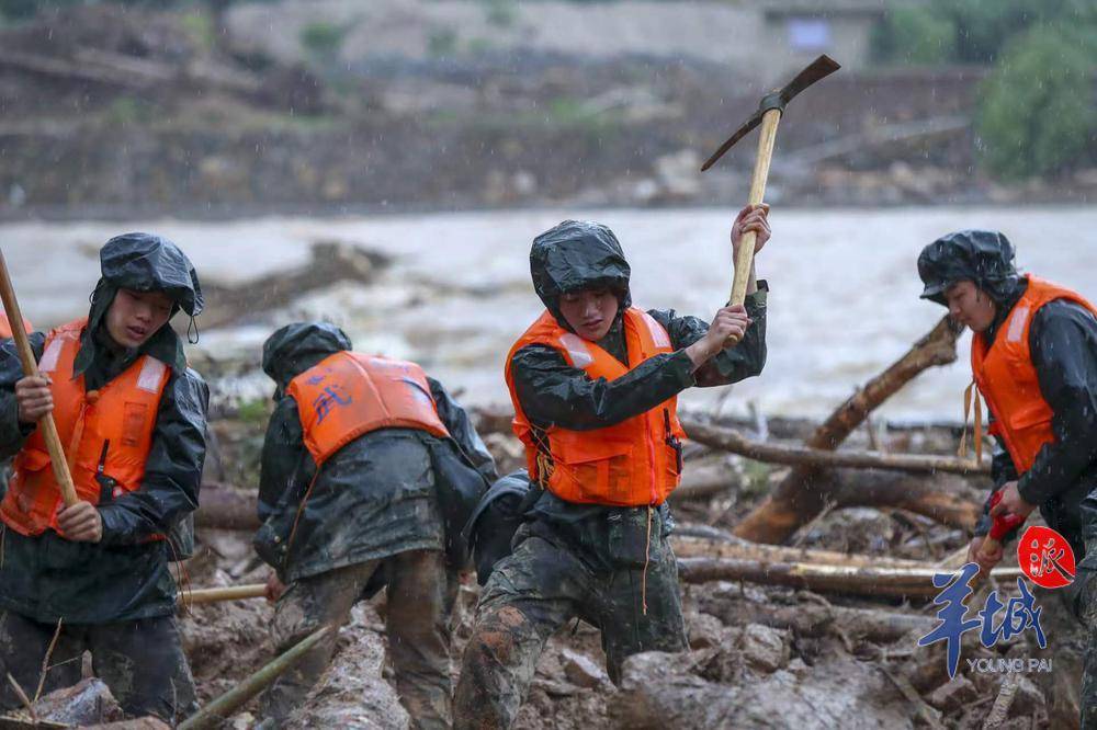 挺进"孤岛"!武警广东总队韶关支队300名官兵紧急投入抗洪抢险救援