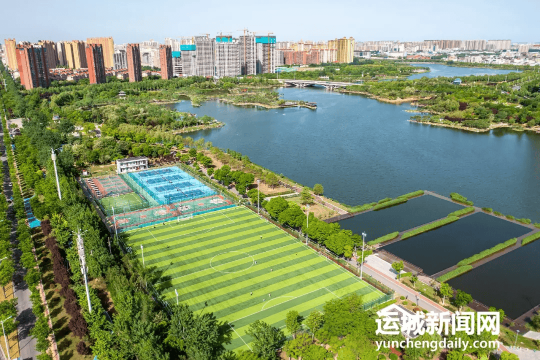 4月20日,从空中俯瞰中心城区禹都公园,湖水荡漾,绿意盎然,美不胜收