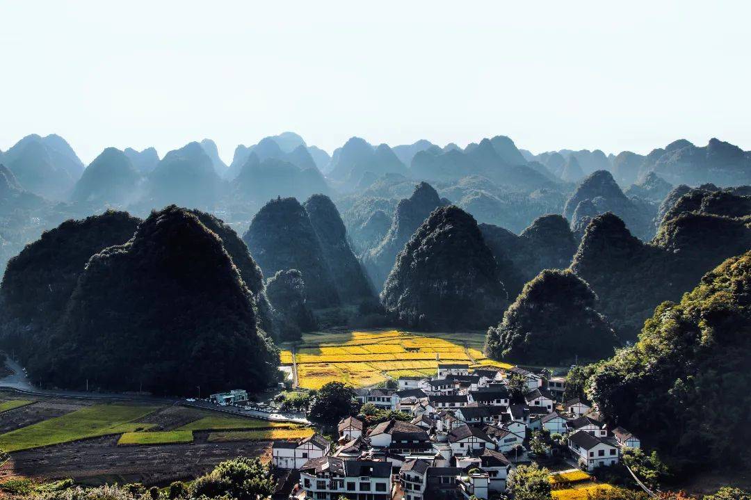 万峰林,中国西南三大喀斯特地貌之一,位于中国贵州省黔西南州兴义市