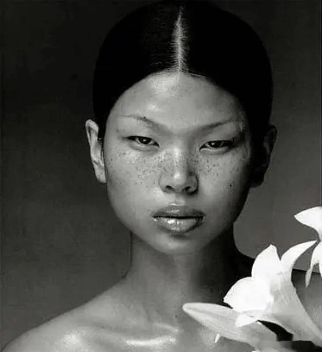 初代超模李艾重回t台!大长腿黑丝全场沸腾,网友调侃:不如瞿颖