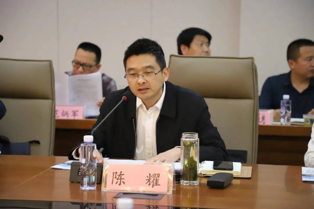 座谈中,陈耀代表郧西县委,县政府,向吴冰一行表示欢迎,向汉江师范学院