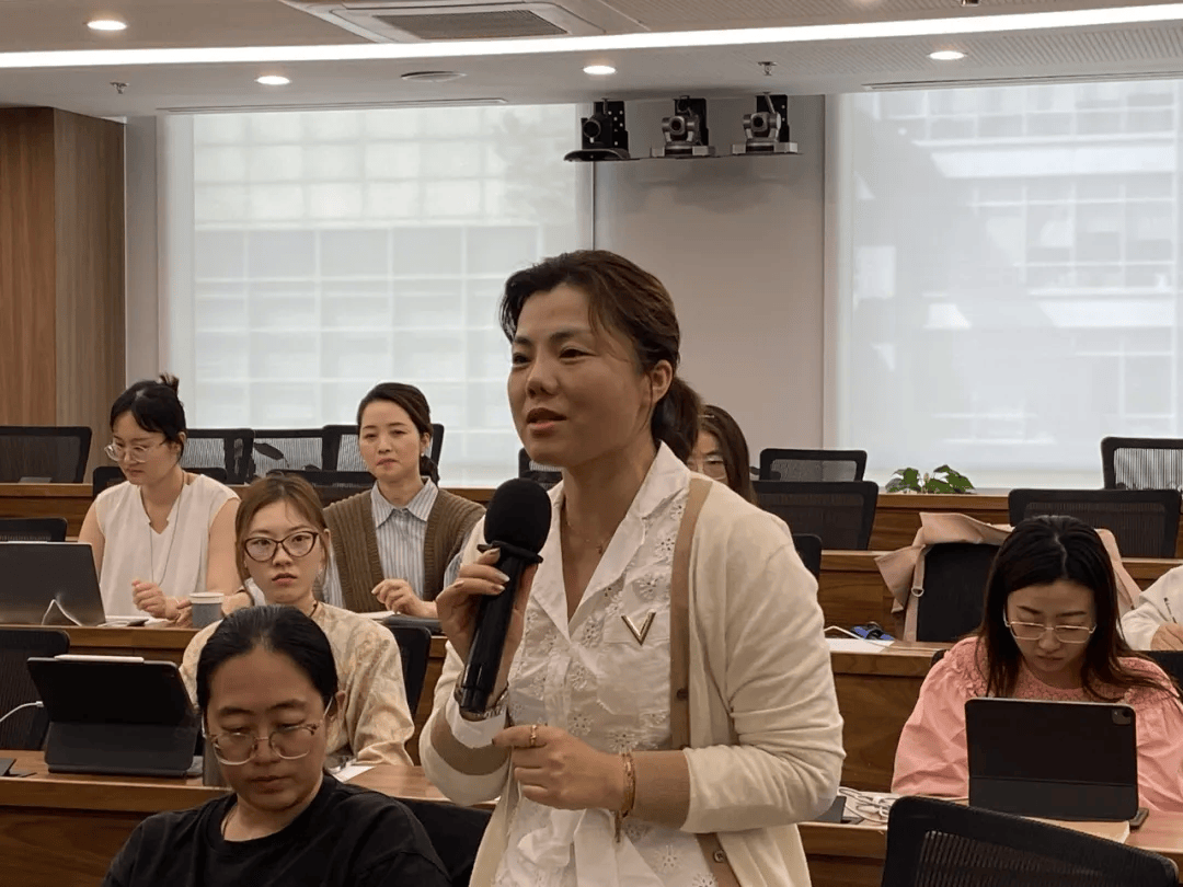 同学们抛出各种各样的观点,展示了数个疑难复杂的案例,在方刚老师的