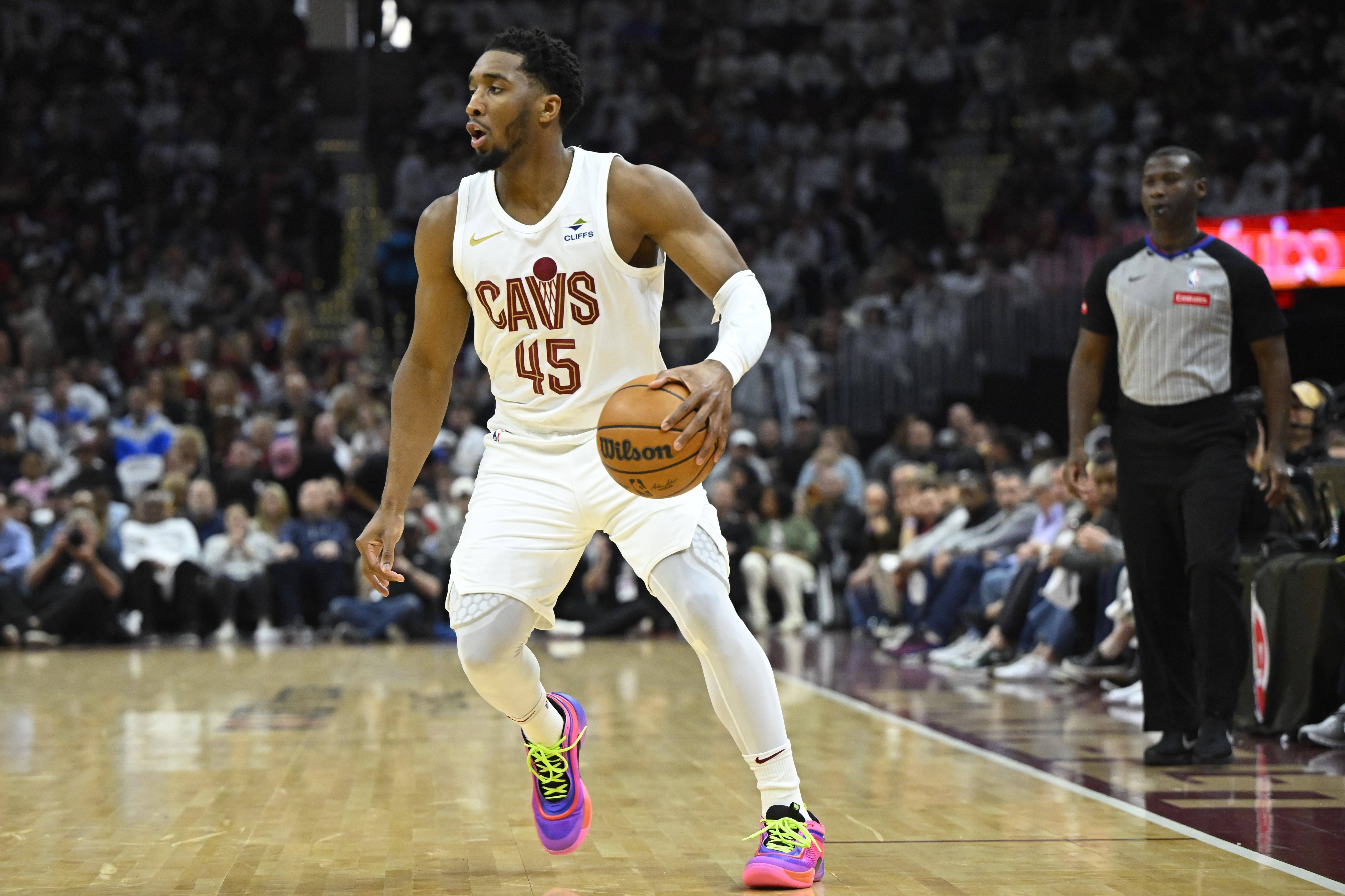 韧性制胜！骑士113-108险胜掘金，米切尔率队顶住反扑