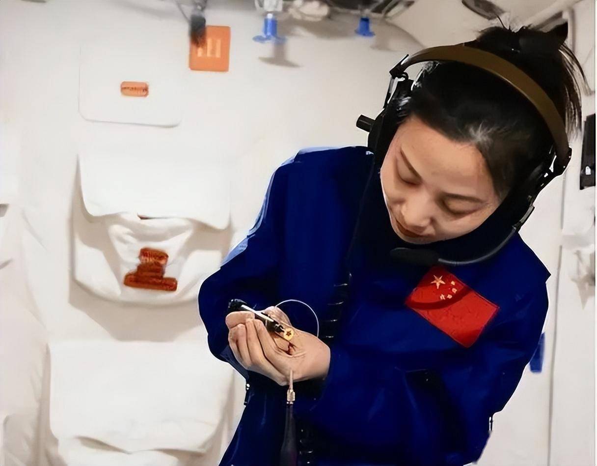 牺牲太大!王亚平谈183天太空之旅,落地后被人抬着出来无比心酸