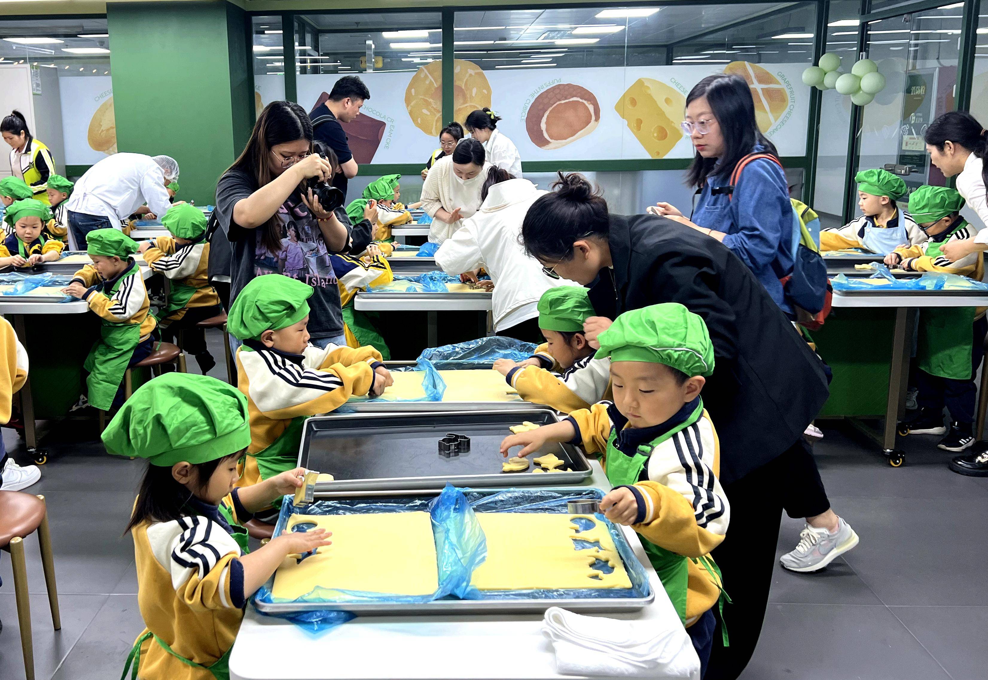 “游工厂、品美食” “研学游”感受工业魅力