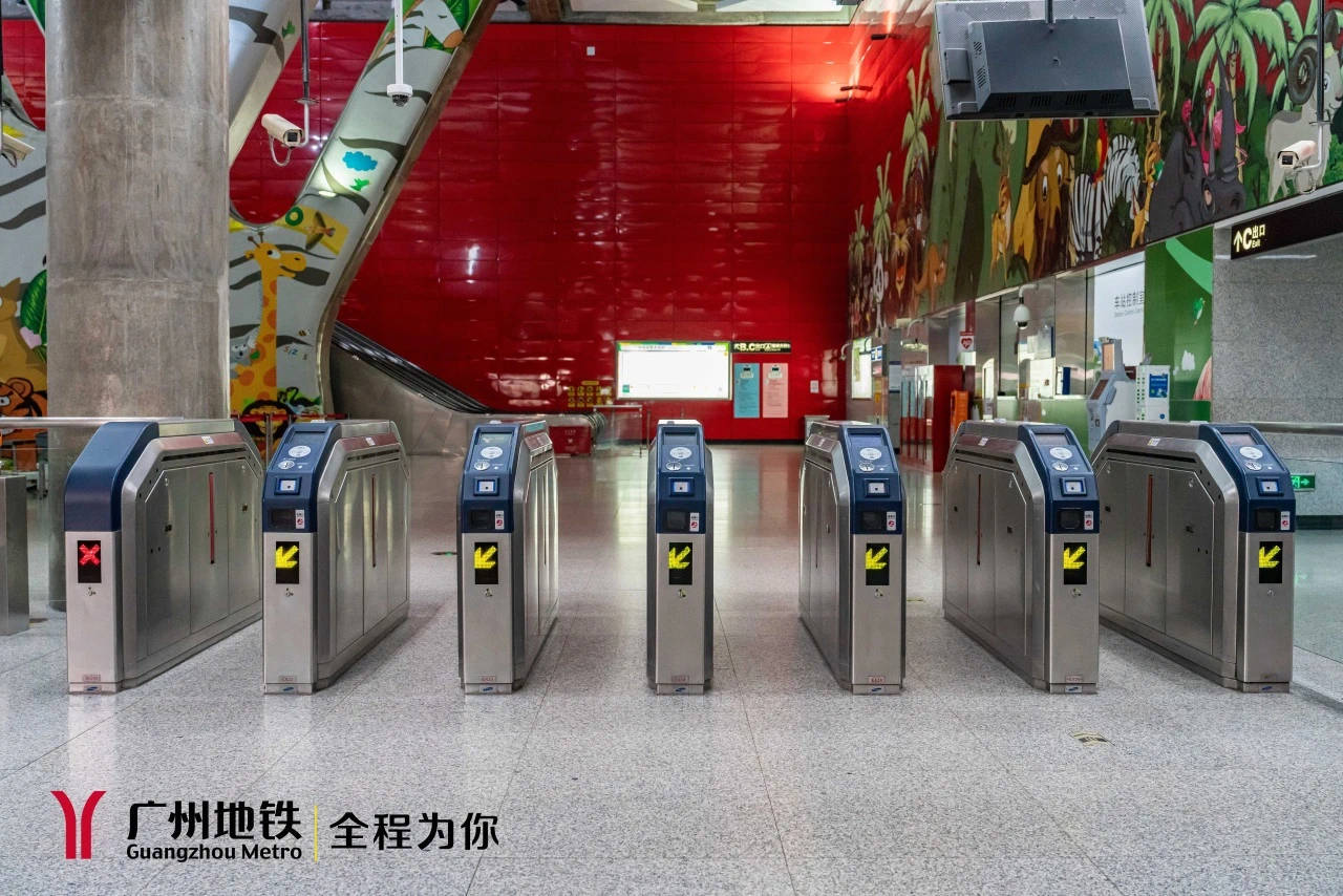 "五一"客流高峰期间,广州地铁五号线动物园站设置"闸机常开门"模式