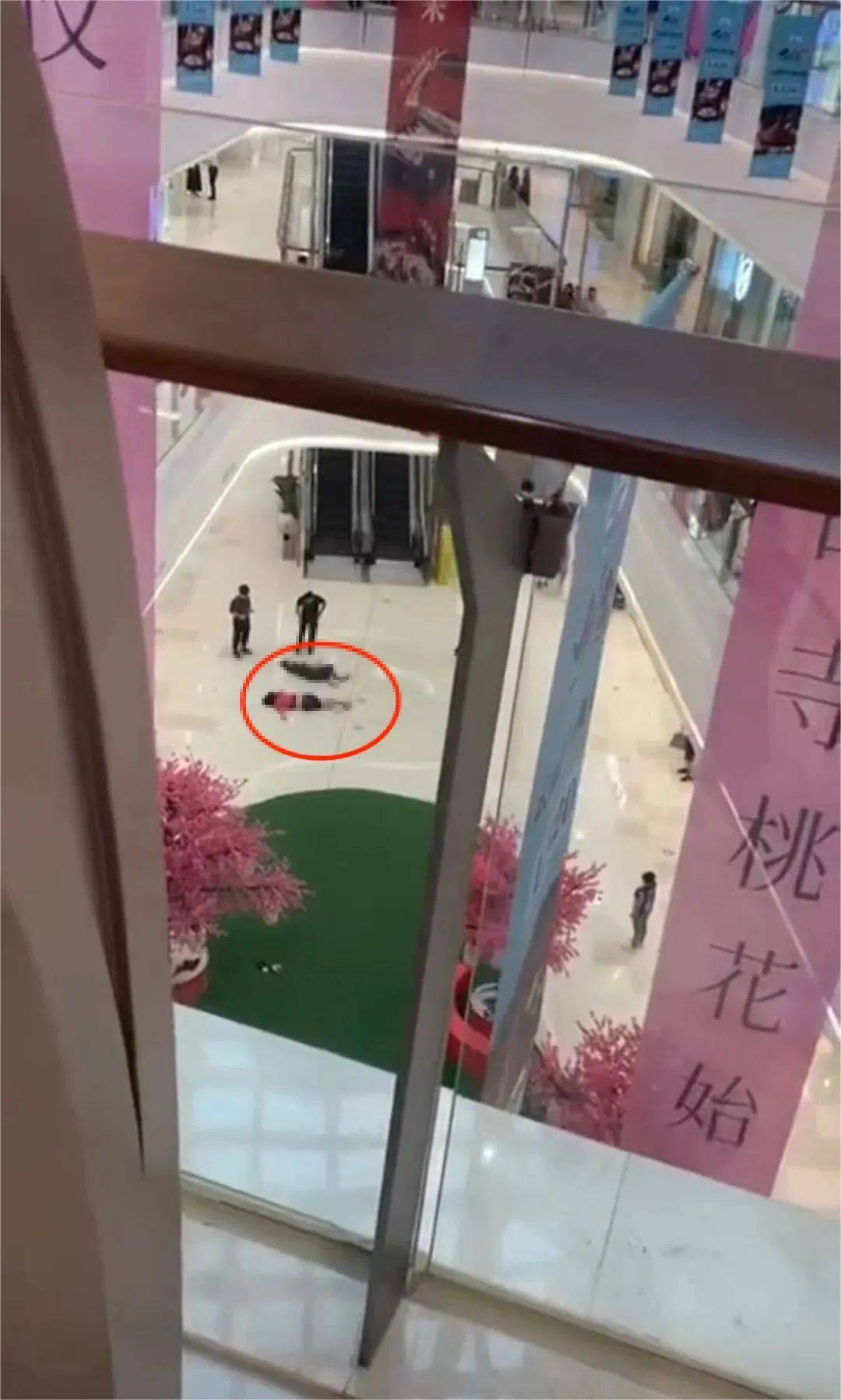 女子商场跳楼砸中一人!1死1伤!细节披露