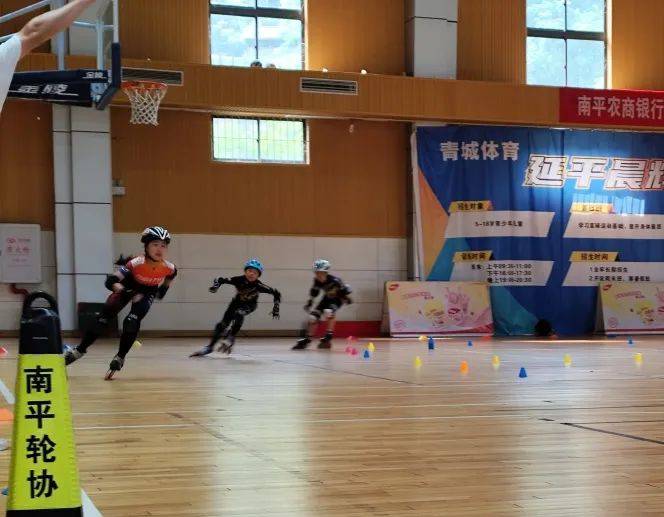 赛道上划过一道道优美的弧线个个精神抖擞脚踩轮滑鞋参赛选手们呈现了