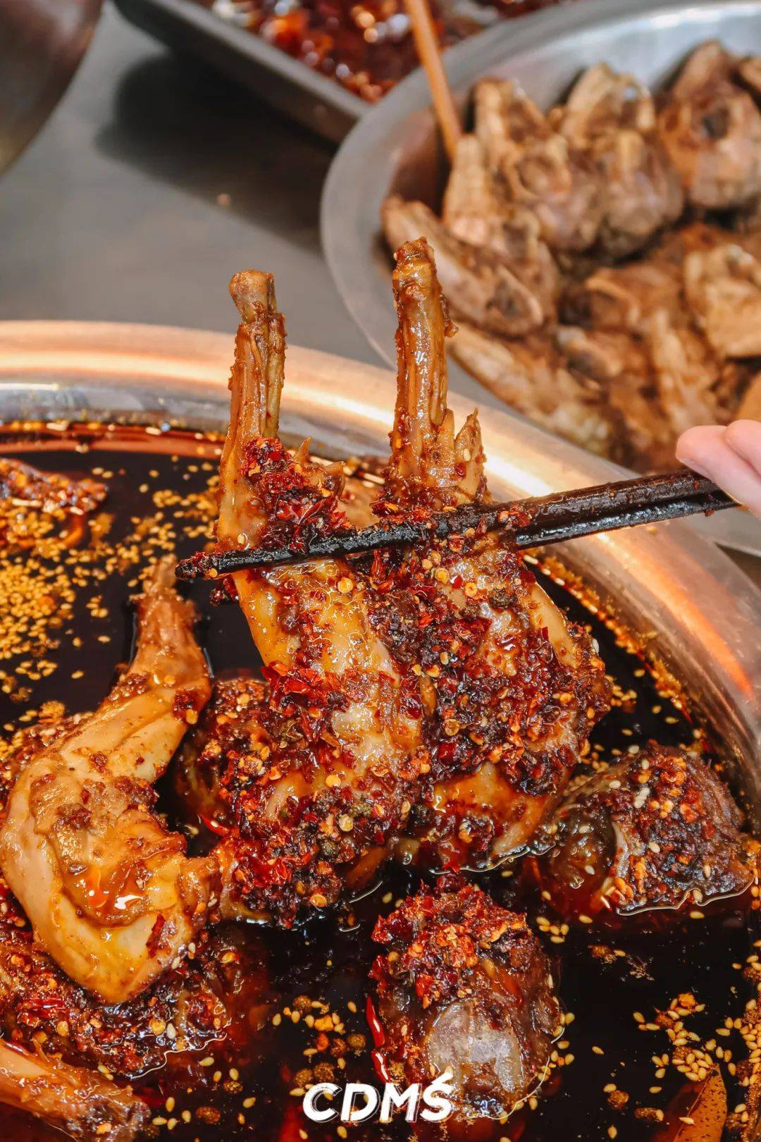 麻辣兔腿也不一般肉食者炫起来更过瘾一大只兔腿