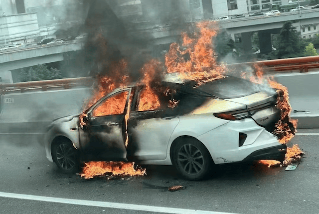 一新能源车起火,车辆被烧成空壳,有人受伤送医!_搜狐汽车_搜狐网