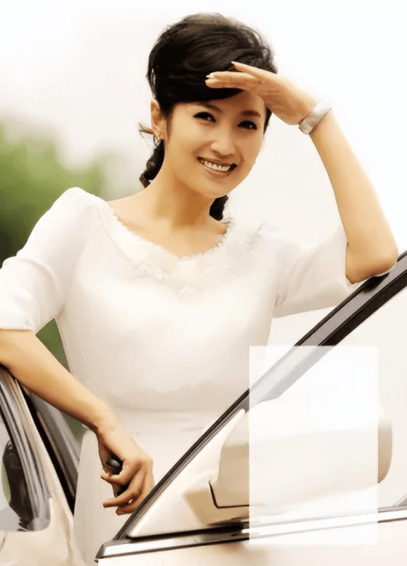 主持人春妮:坚持丁克17年后,因婆婆一举动,41岁当了妈妈