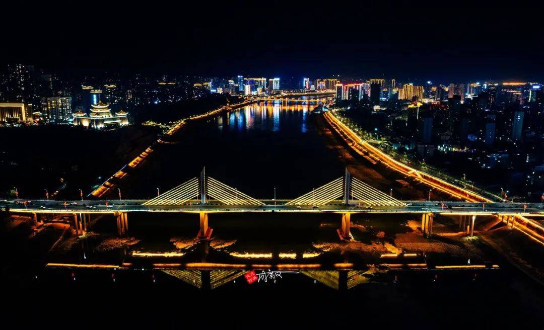 这里有正宗的安康味道石锅鱼,烧烤和麻辣烫边吃边赏夜景才是这里正确