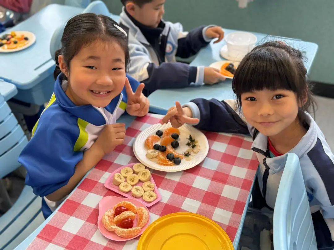 实践的能力,崂山区沙子口小学二年级联合中队积极开展了"巧手做奖章