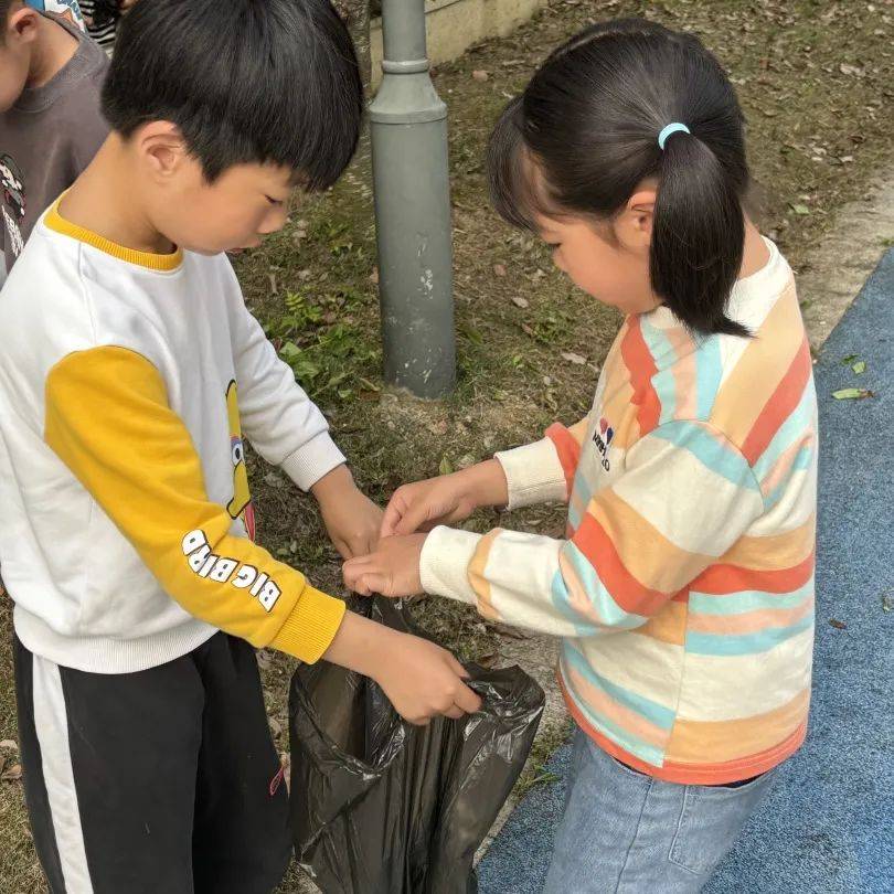 到来,大班小朋友们化成幼儿园的环保小卫士,组织进行了园内捡垃圾活动