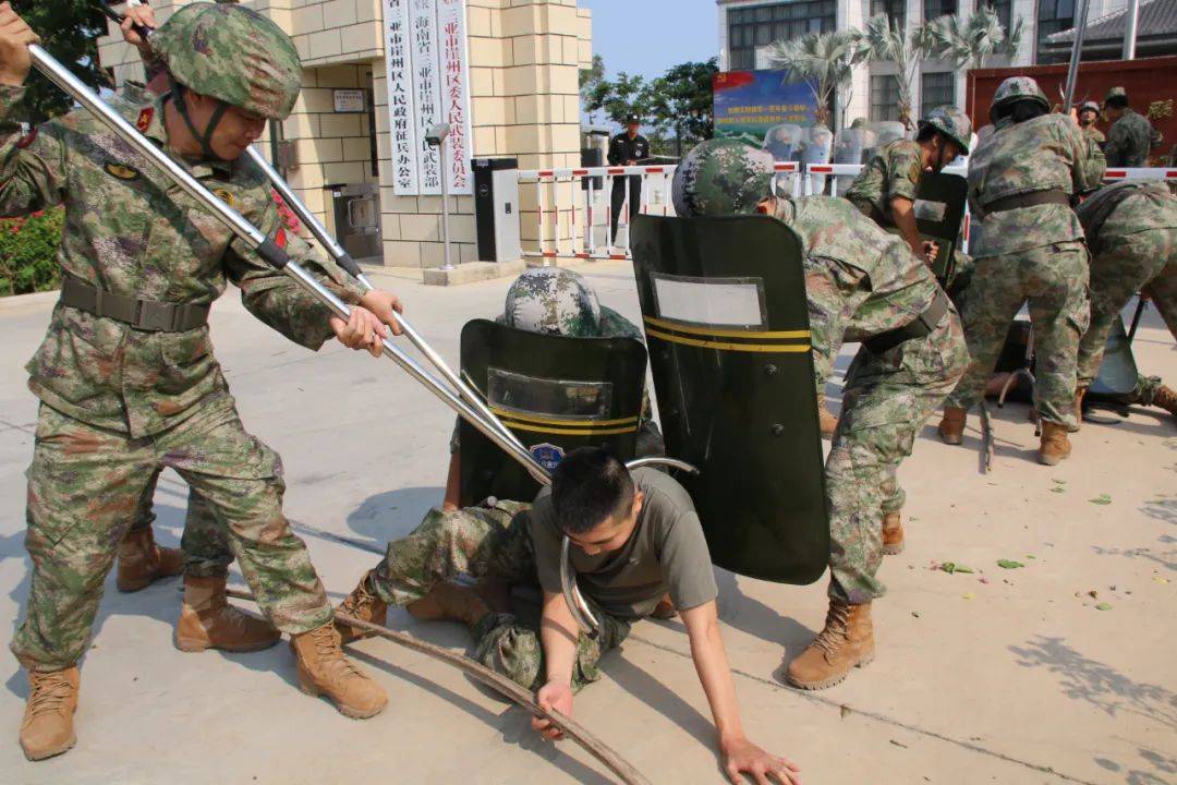和民兵战备值班分队,围绕"营区遭袭击"突发事件进行应急维稳处突演练