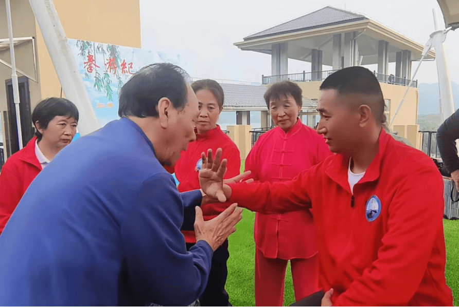 让我们在2024年最美的太极春天,遇见以拳授人,以德育人的张志俊老师