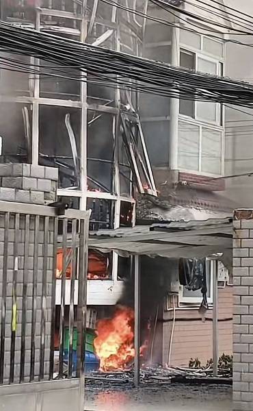 松江春华苑小区一处三层民居突发火灾 所幸未有人员伤亡