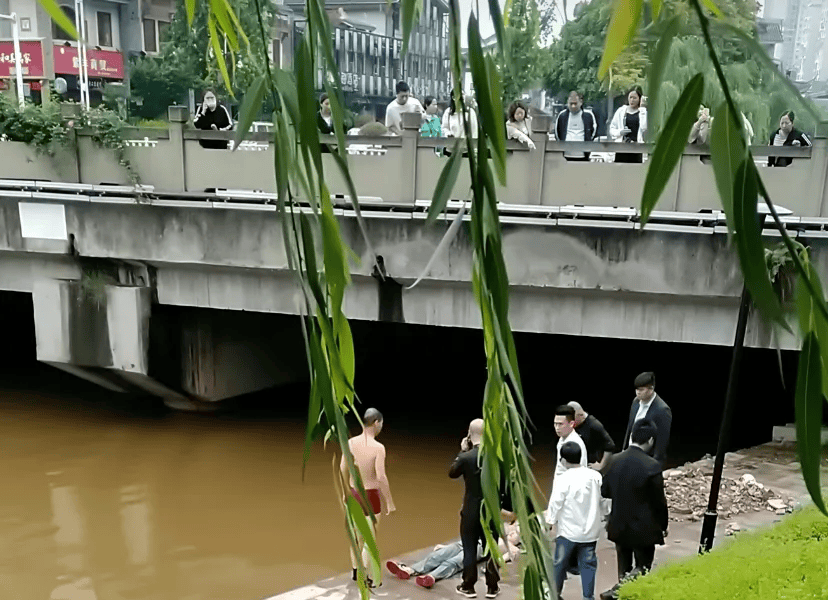 女子跳桥遗体打捞图片