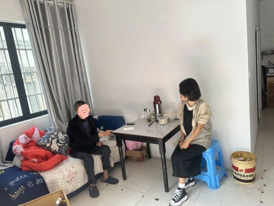 2017年10月,丁丰刚进入富阳社区从事综治协管工作