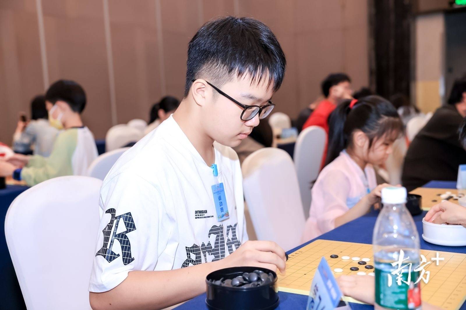 五子棋的容错率会更低一些,"更加考验我们参赛选手的专注度和思考能力