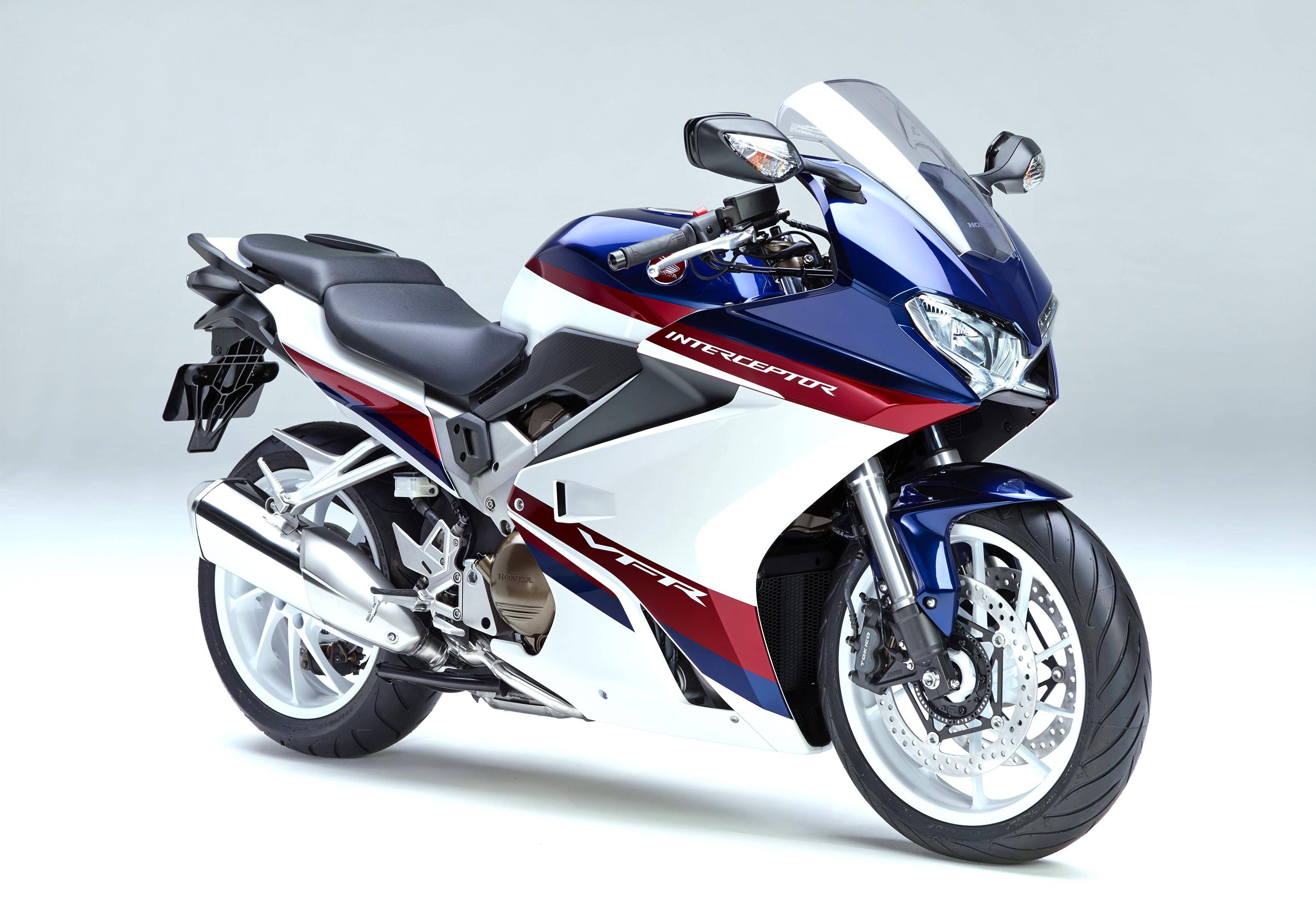 下面的图片,honda 2017 vfr800x crossrunner(资料图片).