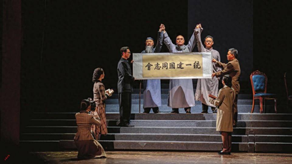王斑执导并领衔,梁春书、臧金生等主演,重大革命历史题材话剧《万水朝东》山西首演_观众