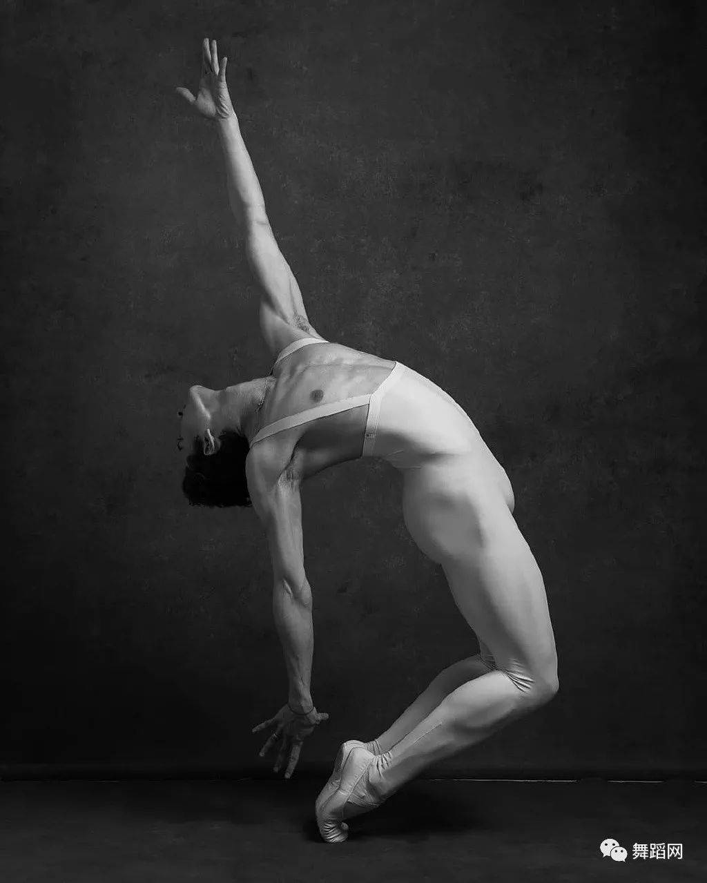 黑白记录舞者幕后的美黑白纪实舞蹈房里热身olivia黑白摄影-光之美