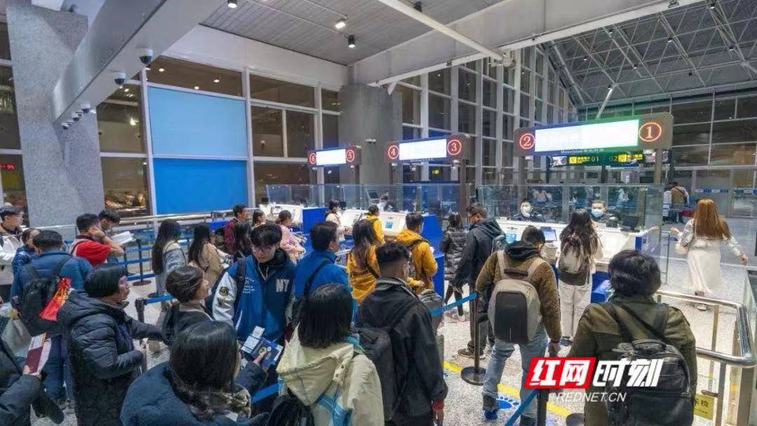   五一假期期间，入境湖南的韩国国民人数同比增长15倍。 