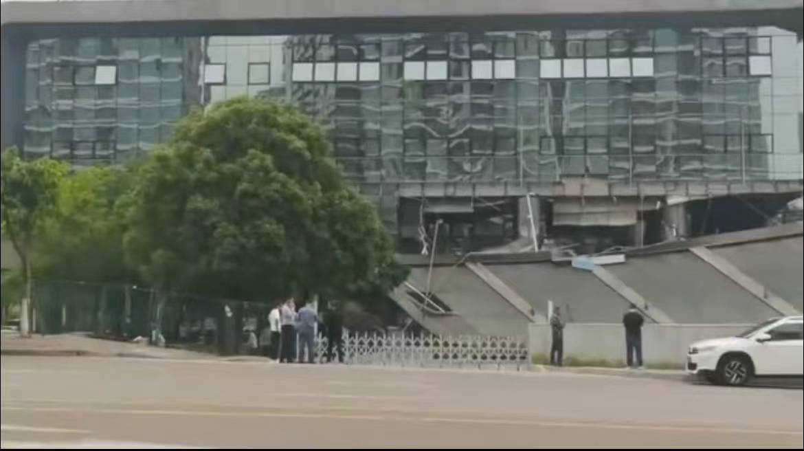 重庆渝北区一医院大门坍塌?医院:系正常维修,不影响接诊