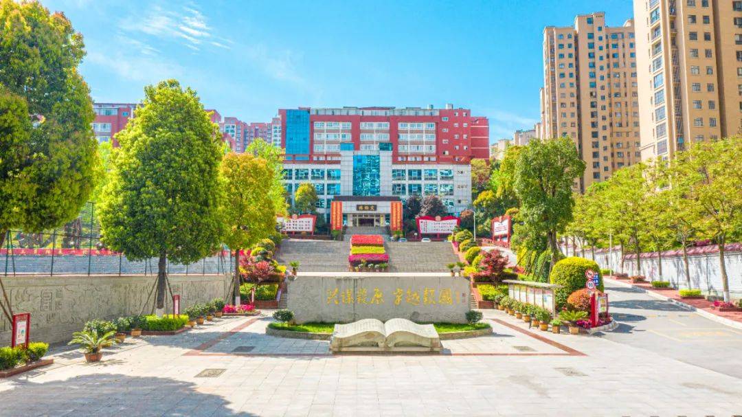 在毕节开始了教育征途从此毕节梁才学校正式接纳学生入学2013年9月1日