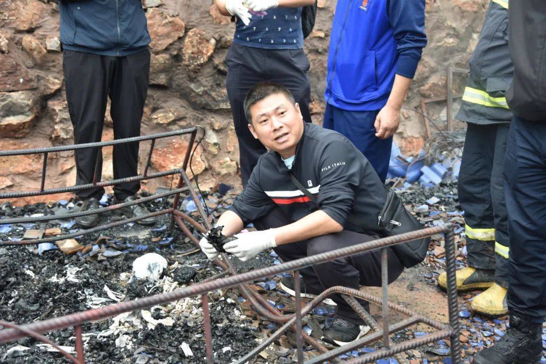 他是刑侦队的"解题大师",工作室以他的名字命名_李飞_凉山州_勘查